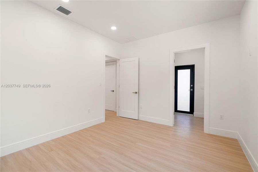 Spacious, unfurnished interior of a new home in , Key Largo (Image 18).