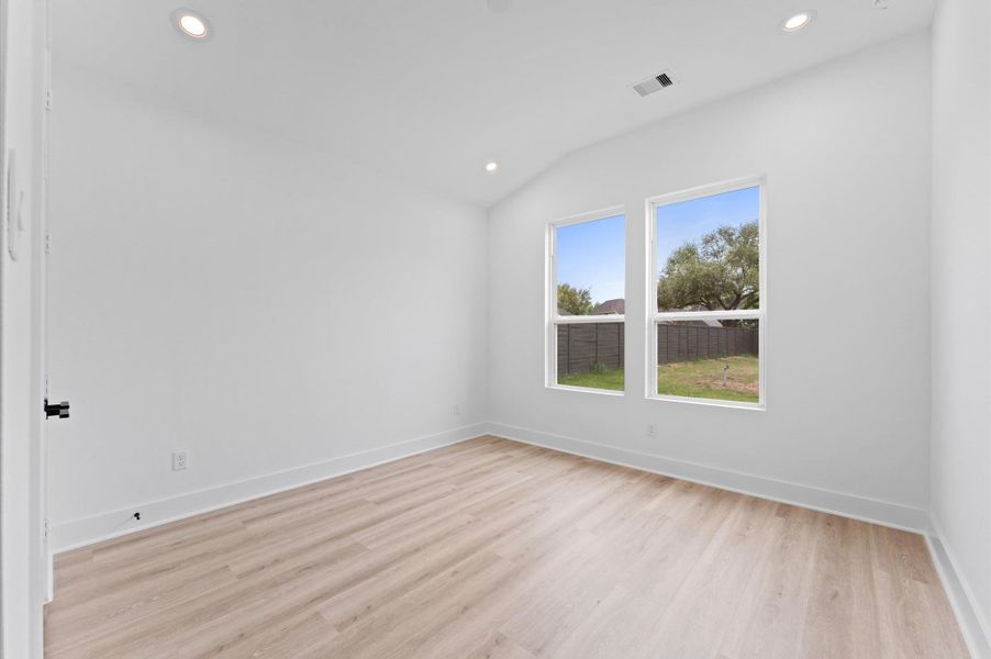 Spacious, unfurnished interior of a new home in , Missouri City (Image 34). Spacious, unfurnished interior of a new home in , Missouri City (Image 34).