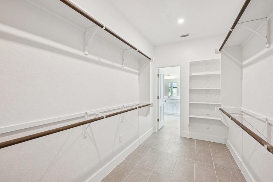 Spacious, unfurnished interior of a new home in Persimmon, Buda (Image 13).