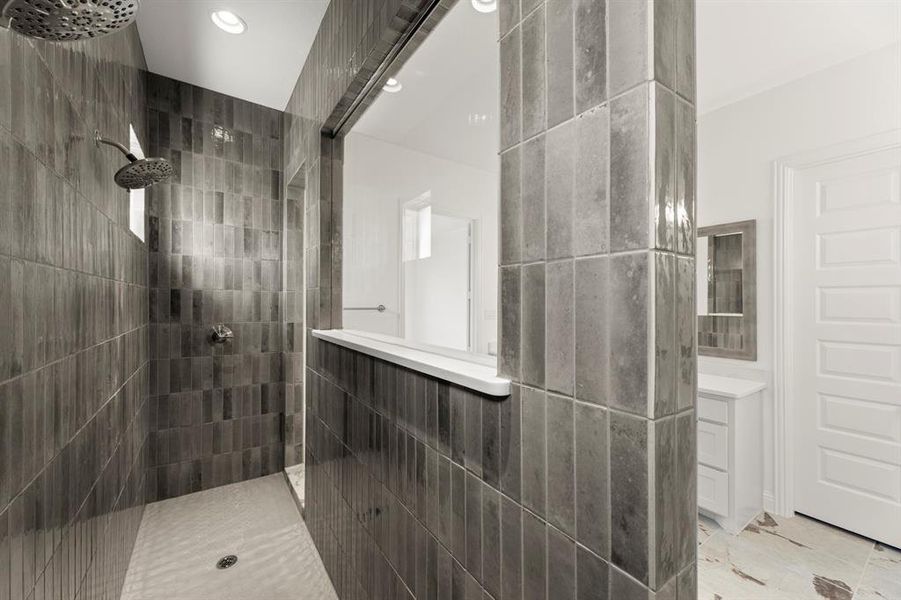 19. 2114 Clairmont - Bath (4) 19. 2114 Clairmont - Bath (4)