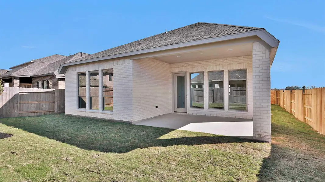 Exterior details and patio area of a home in Valencia, Manvel (Image 4).