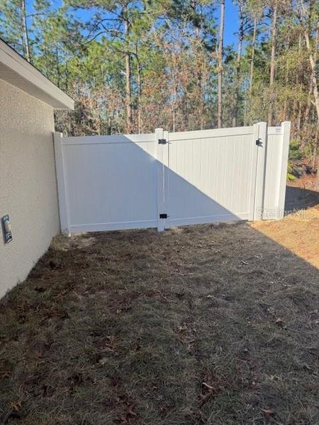Exterior details and patio area of a home in , Dunnellon (Image 16).