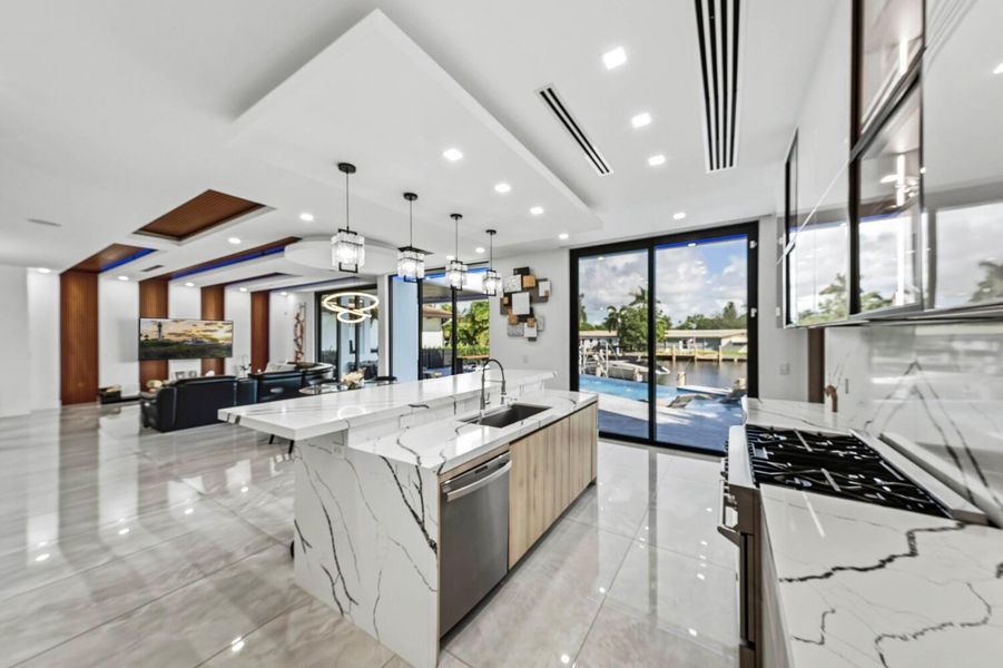 Community amenities in , Lighthouse Point (Image 47).