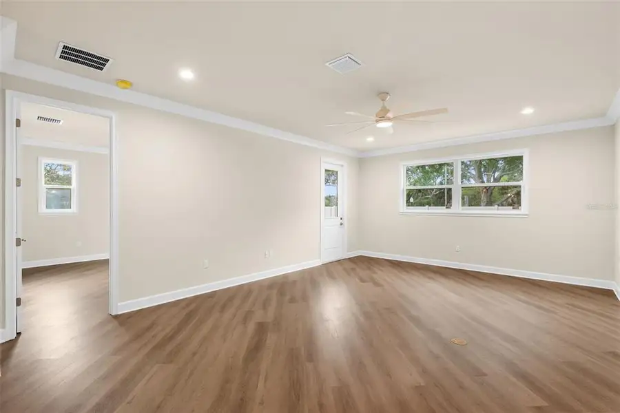 Spacious, unfurnished interior of a new home in , Tarpon Springs (Image 18).