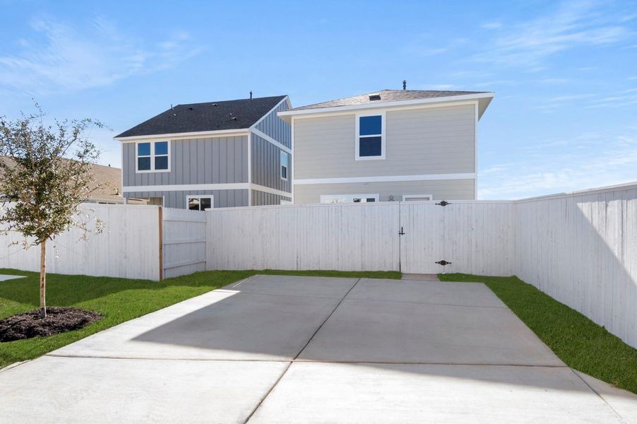 Exterior details and patio area of a home in Harvest Ridge, Elgin (Image 20).