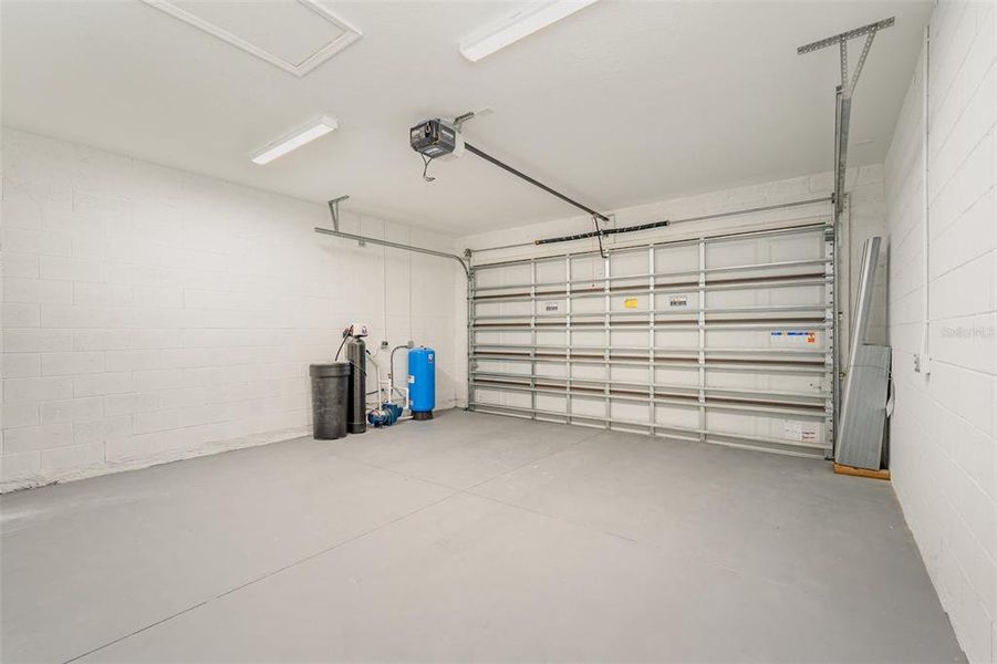 Spacious, unfurnished interior of a new home in , Palm Bay (Image 27).