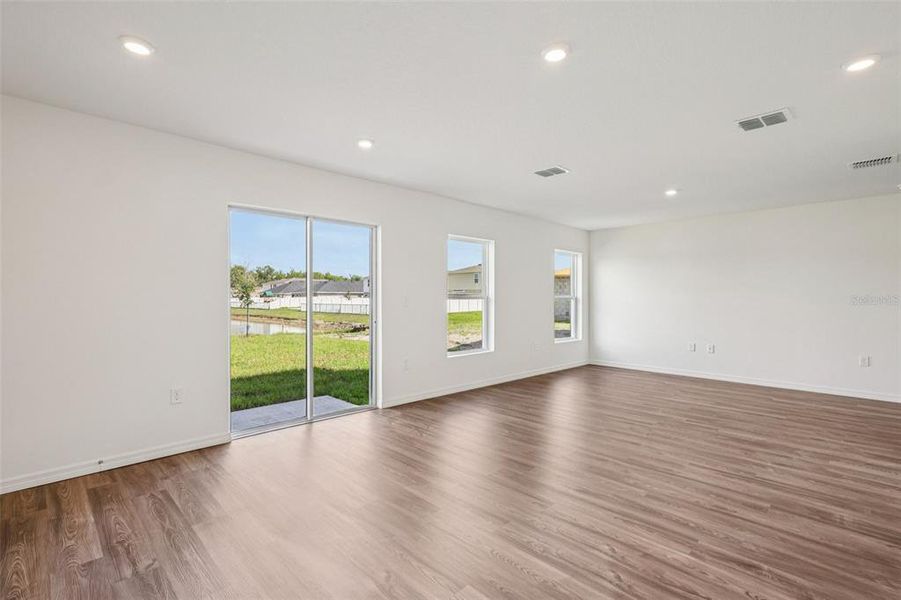 Spacious, unfurnished interior of a new home in Eagle Hammock, Eagle Lake (Image 30).
