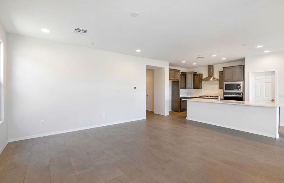 Spacious, unfurnished interior of a new home in Vistoso Canyon Estates, Oro Valley (Image 23).