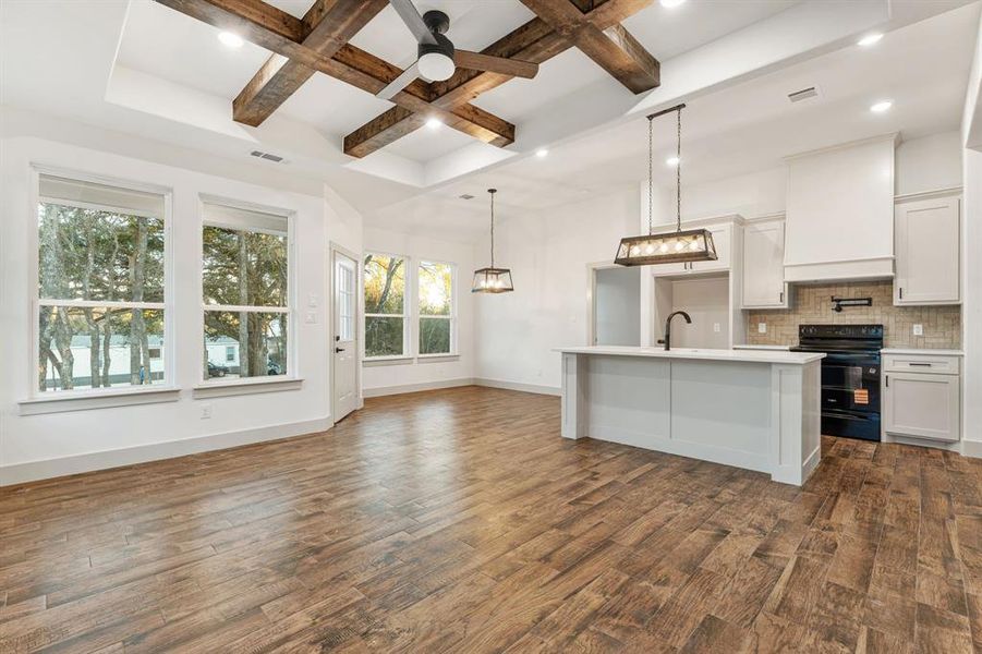 Spacious, unfurnished interior of a new home in , Granbury (Image 20). Spacious, unfurnished interior of a new home in , Granbury (Image 20).