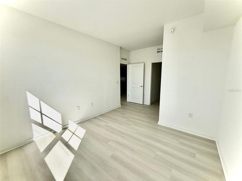 Spacious, unfurnished interior of a new home in , Orlando (Image 13).