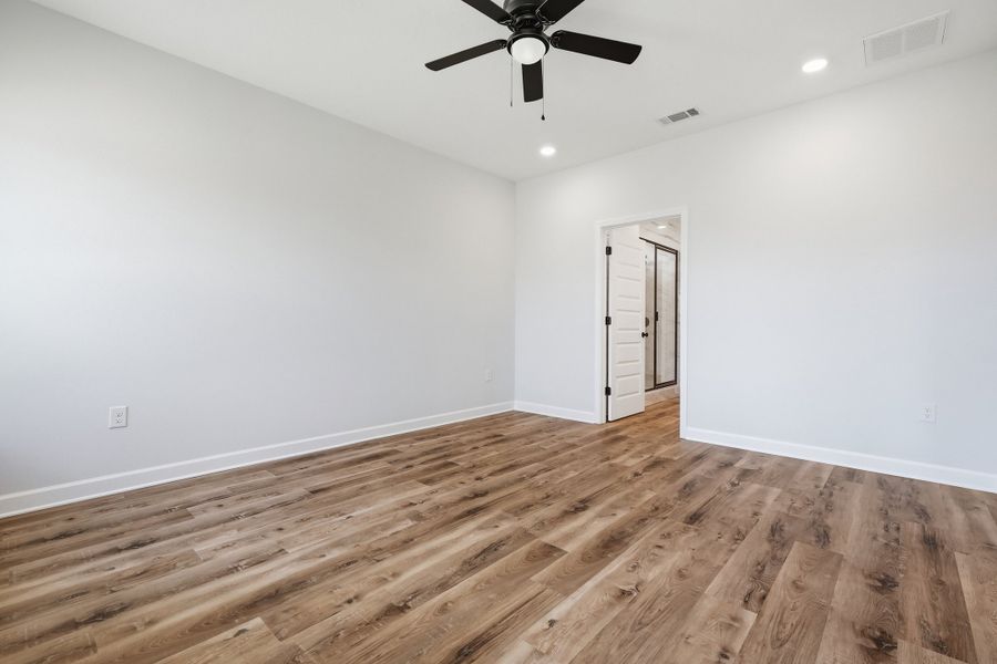 Spacious, unfurnished interior of a new home in Barton's Bend, Crestview (Image 41).