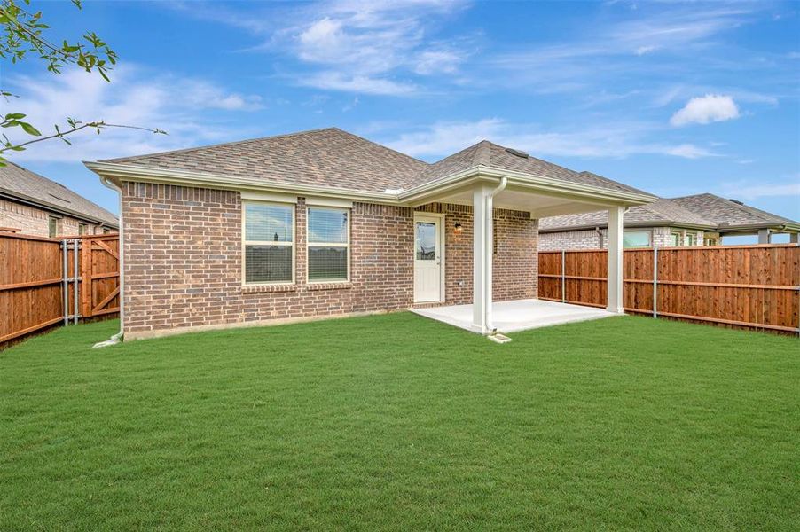 Exterior details and patio area of a home in Lane Ranch, Sanger (Image 25).