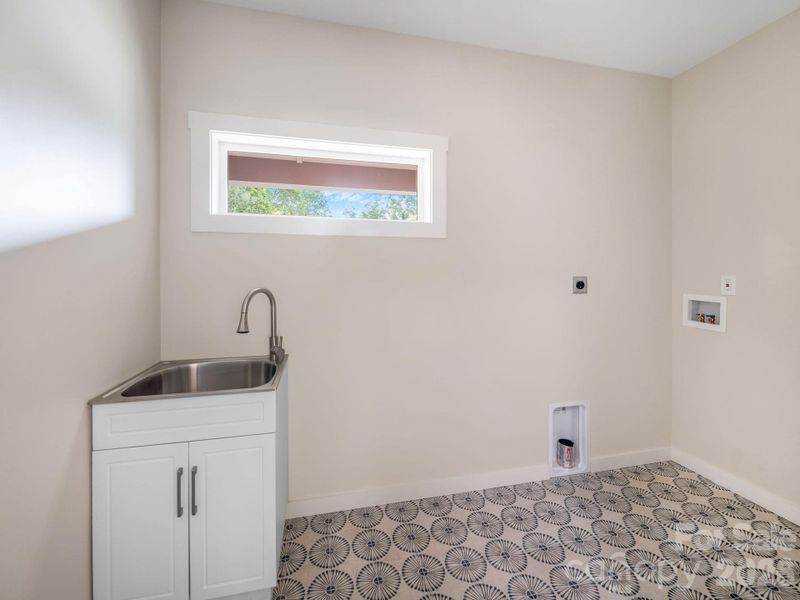 Spacious, unfurnished interior of a new home in , Asheville (Image 23).