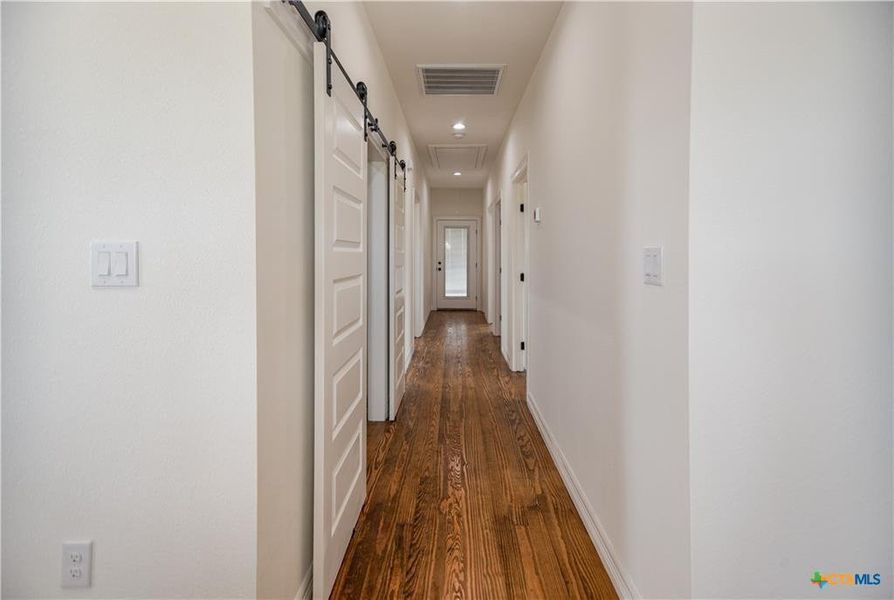 Spacious, unfurnished interior of a new home in , Port Lavaca (Image 17).