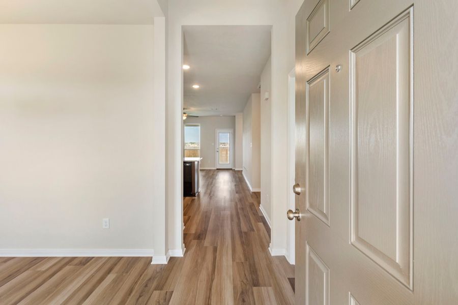 Spacious, unfurnished interior of a new home in Arroyo Ranch, Seguin (Image 6).