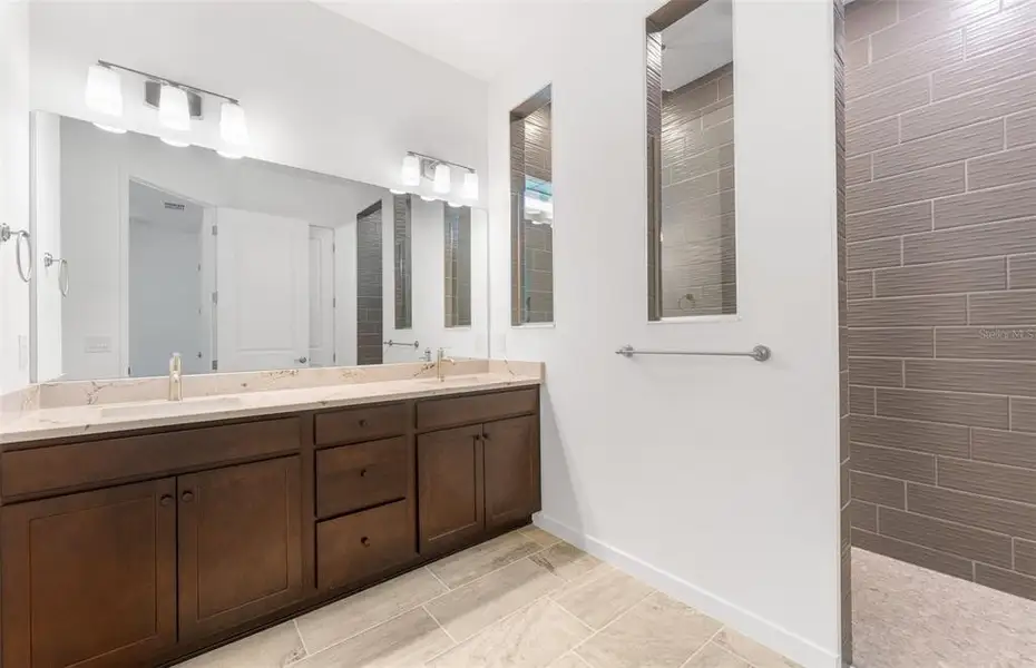 Owner's Bath w/ Dual Sinks Owner's Bath w/ Dual Sinks
