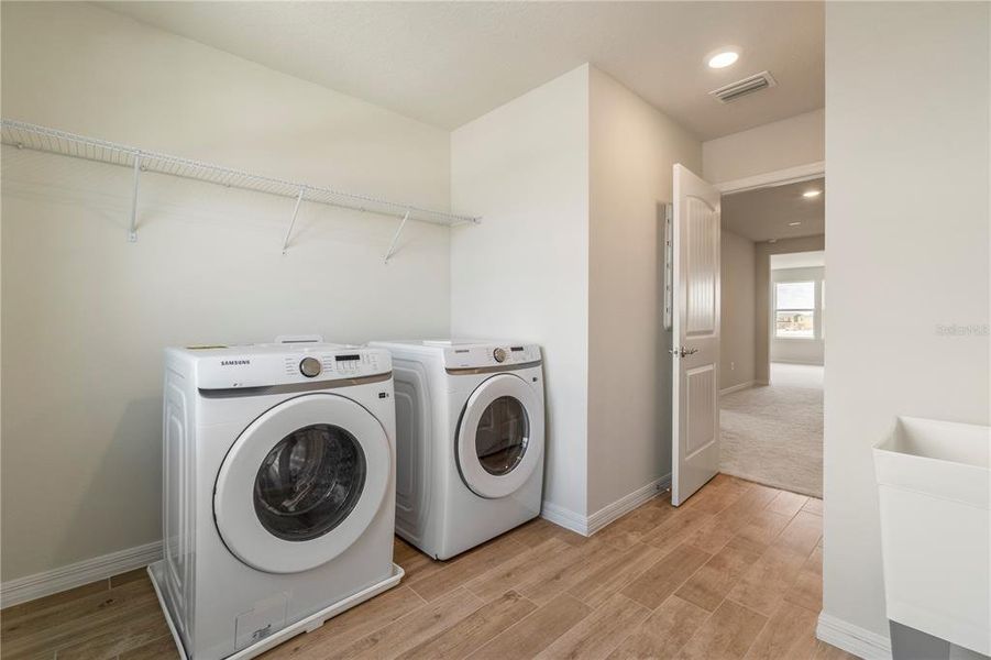 Furnished interior view inside a new home in , Orlando (Image 12).
