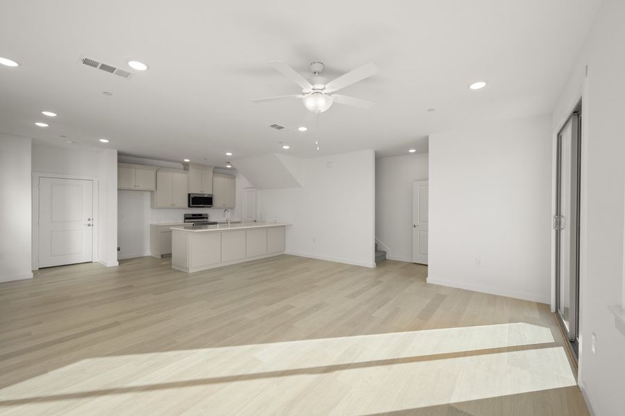 Spacious, unfurnished interior of a new home in Wildridge, Oak Point (Image 15).