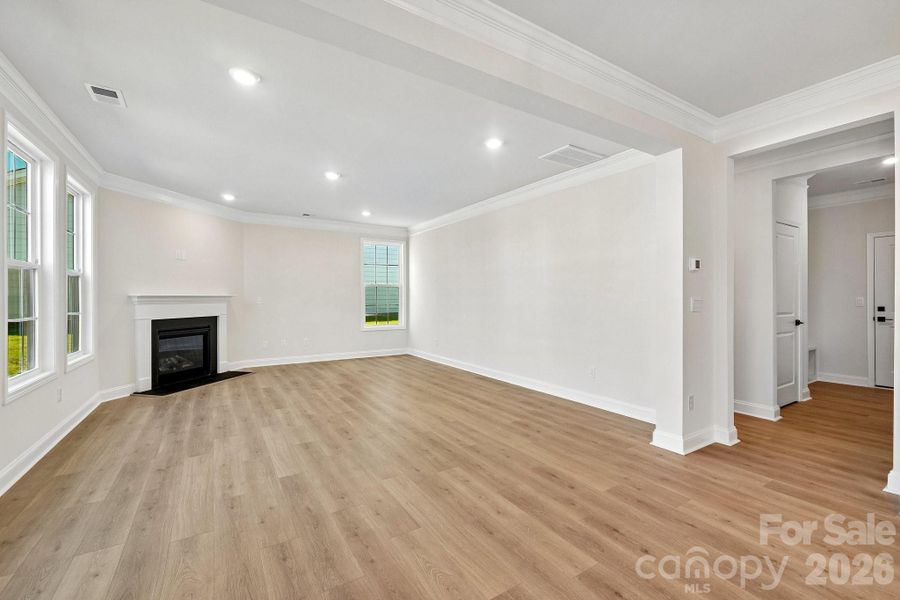 Spacious, unfurnished interior of a new home in Sylvan Creek, Denver (Image 14).