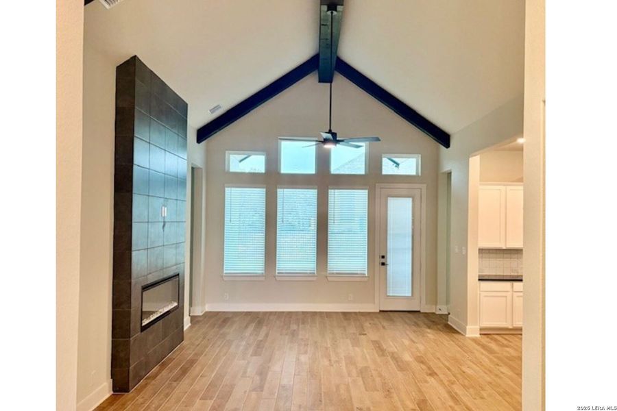 Spacious, unfurnished interior of a new home in Esperanza, Boerne (Image 22).