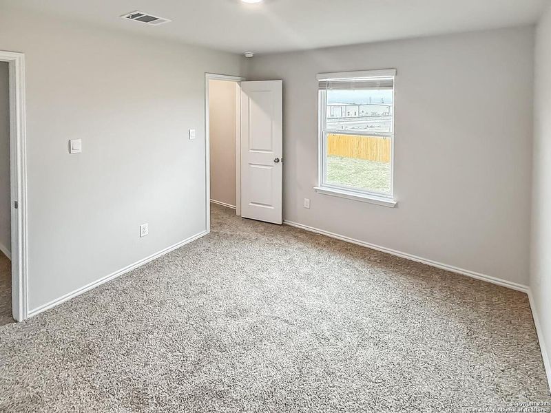 Spacious, unfurnished interior of a new home in Winding Creek, New Braunfels (Image 8).