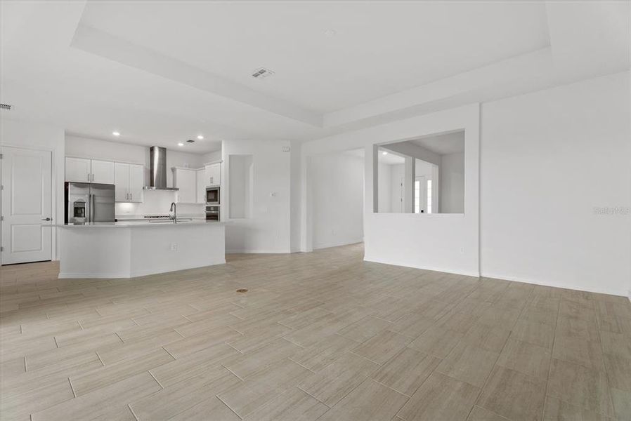 Spacious, unfurnished interior of a new home in Calusa Country Club, Lakewood Ranch (Image 30).