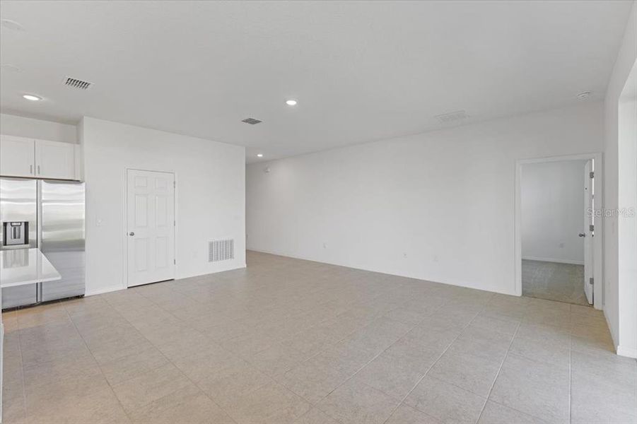 Spacious, unfurnished interior of a new home in Cypress Park Estates, Haines City (Image 10).