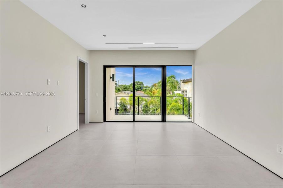 Spacious, unfurnished interior of a new home in , Miami (Image 48).