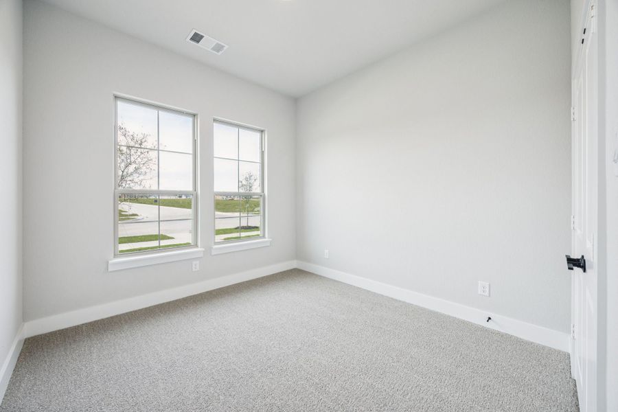 Spacious, unfurnished interior of a new home in Dove Hollow, Waxahachie (Image 15).