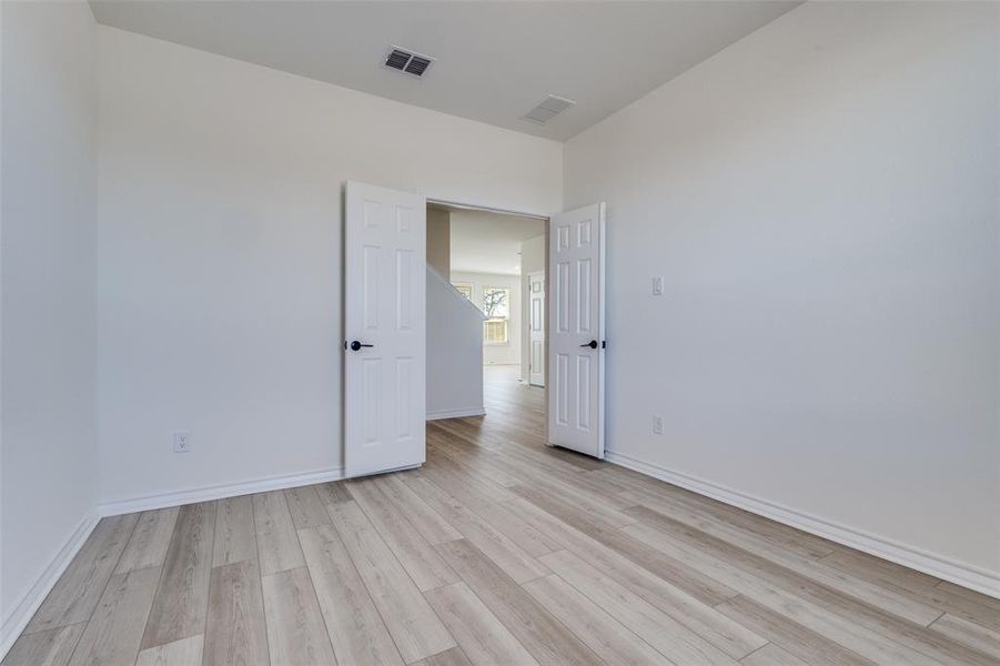 Spacious, unfurnished interior of a new home in Eagle Creek, Denton (Image 25).