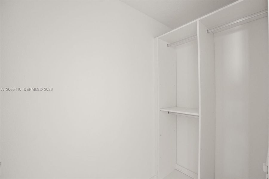 Spacious, unfurnished interior of a new home in , Orlando (Image 42).