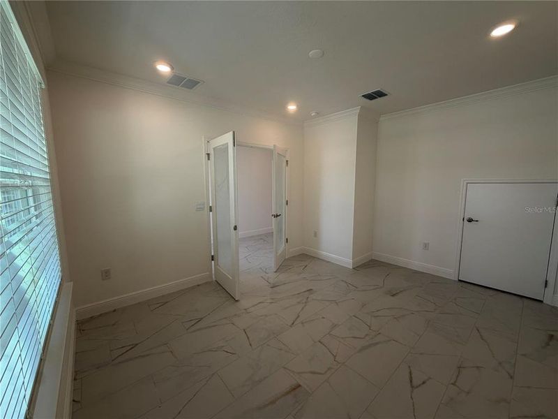 Spacious, unfurnished interior of a new home in Villa Pass, Mascotte (Image 36).