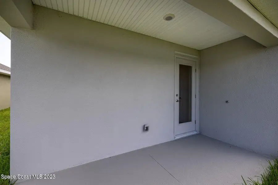 Representative exterior details of a home built from the 1415 by Adams Homes in Winding Oaks, Weeki Wachee (Image 4).