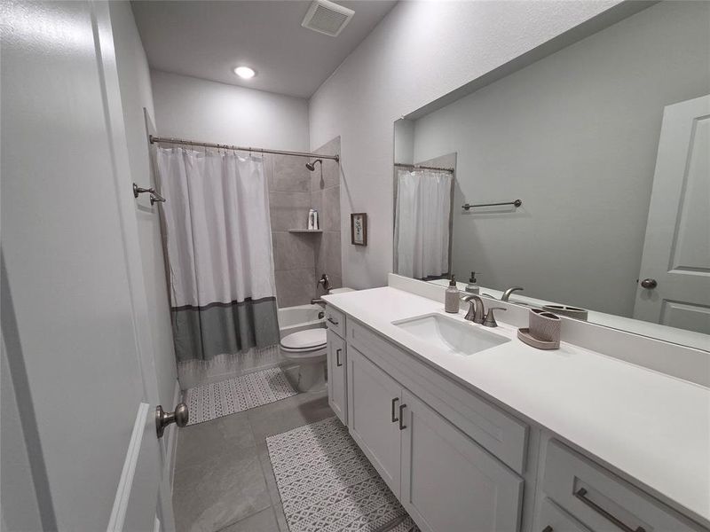 Furnished interior view inside a new home in , Wylie (Image 9).