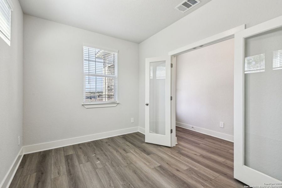 Spacious, unfurnished interior of a new home in Thomas Pond, San Antonio (Image 28).