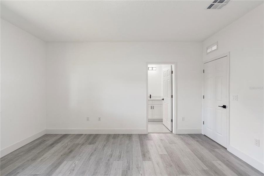 Spacious, unfurnished interior of a new home in , Clermont (Image 24).