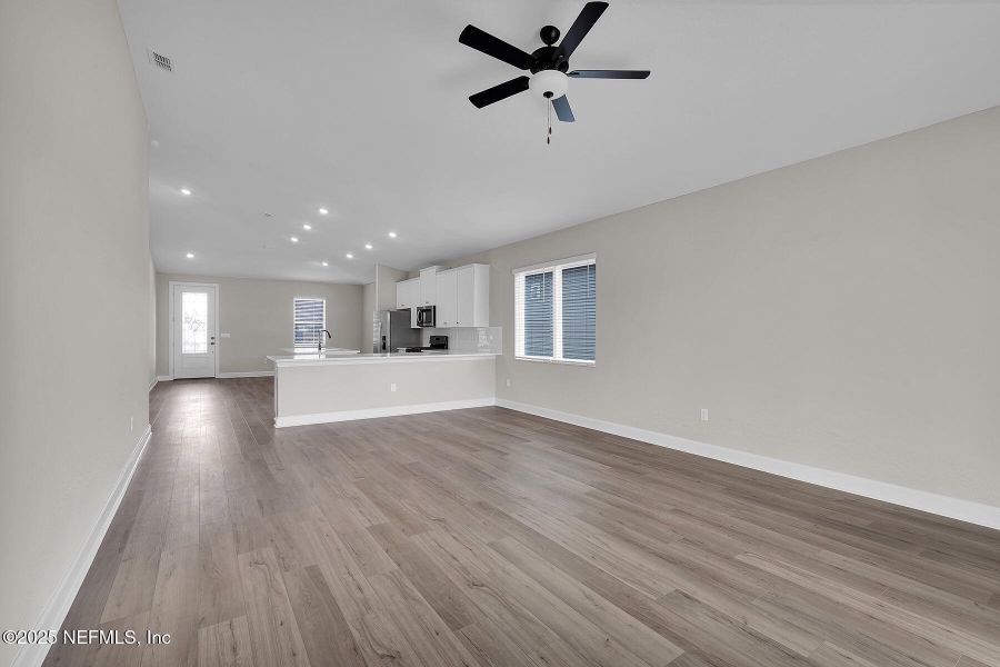 Spacious, unfurnished interior of a new home in Jennings Farm, Middleburg (Image 7).