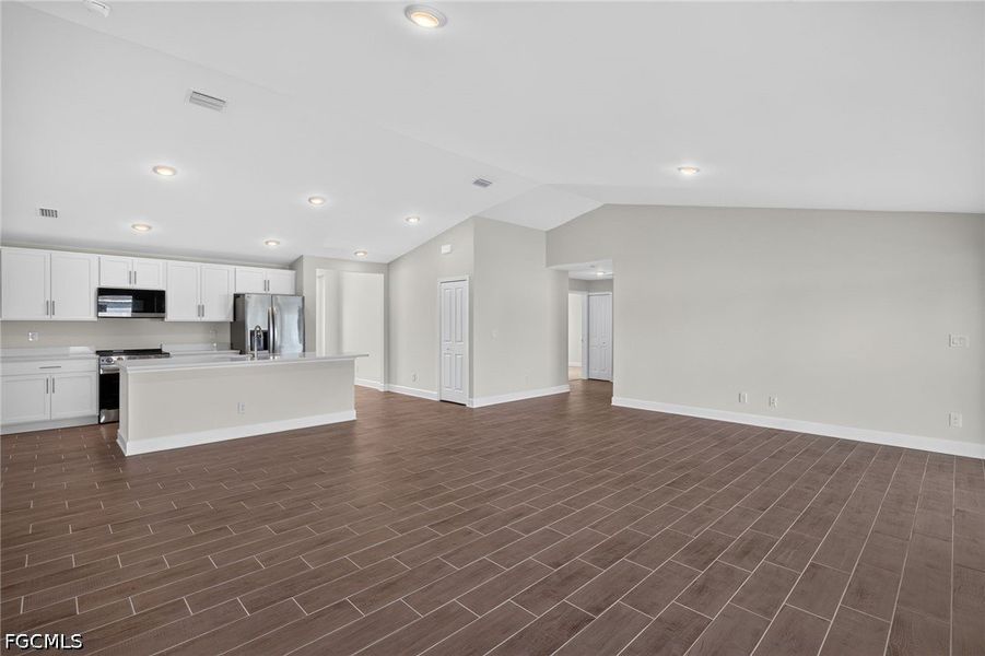 Spacious, unfurnished interior of a new home in Cape Coral, Cape Coral (Image 12).
