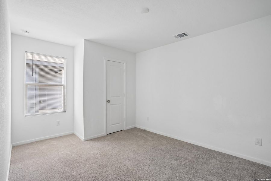 Spacious, unfurnished interior of a new home in Steelwood Trails, New Braunfels (Image 29).