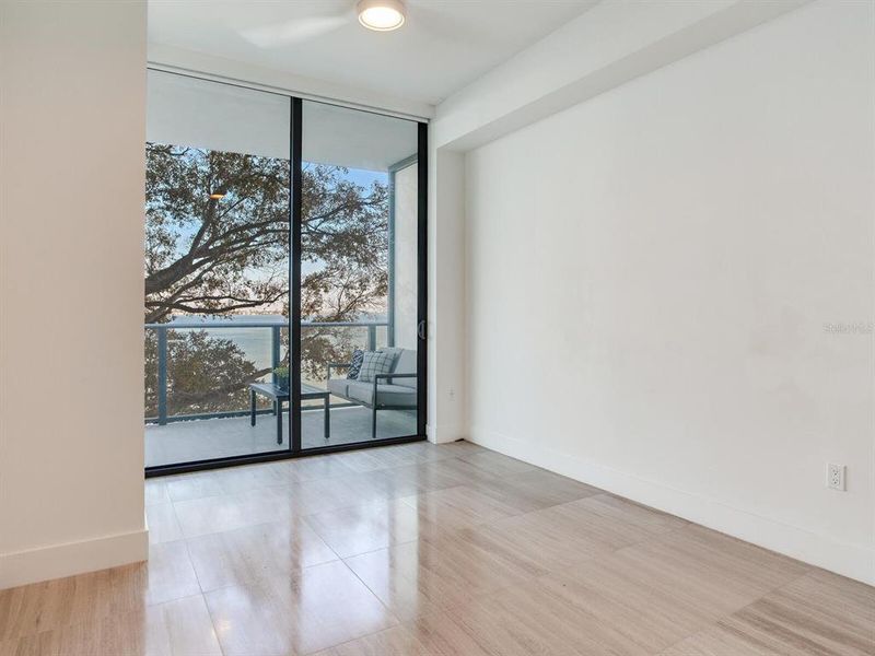 Spacious, unfurnished interior of a new home in , Tampa (Image 24).