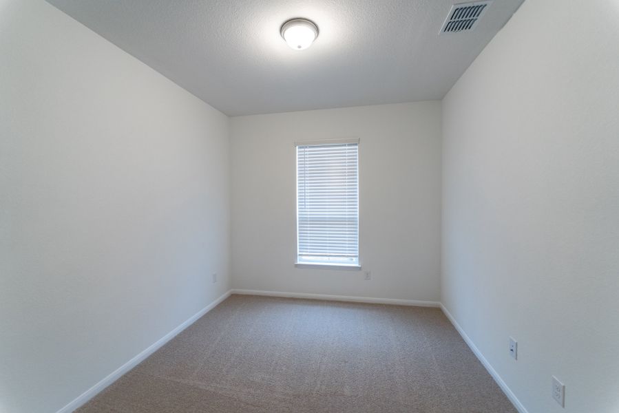 Spacious, unfurnished interior of a new home in Sunfield, Buda (Image 14).