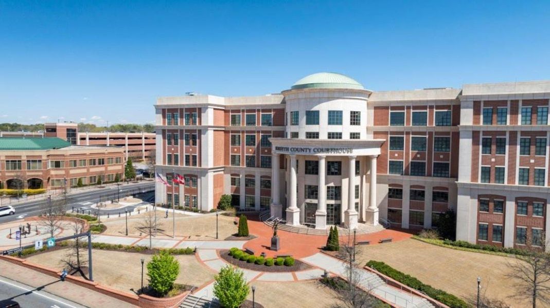 Condo located in Cumming, GA showcasing its design and architecture (Image 2).