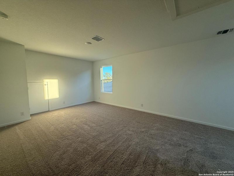 Spacious, unfurnished interior of a new home in Meadows at Hennersby Hollow 40's, San Antonio (Image 18). Spacious, unfurnished interior of a new home in Meadows at Hennersby Hollow 40's, San Antonio (Image 18).