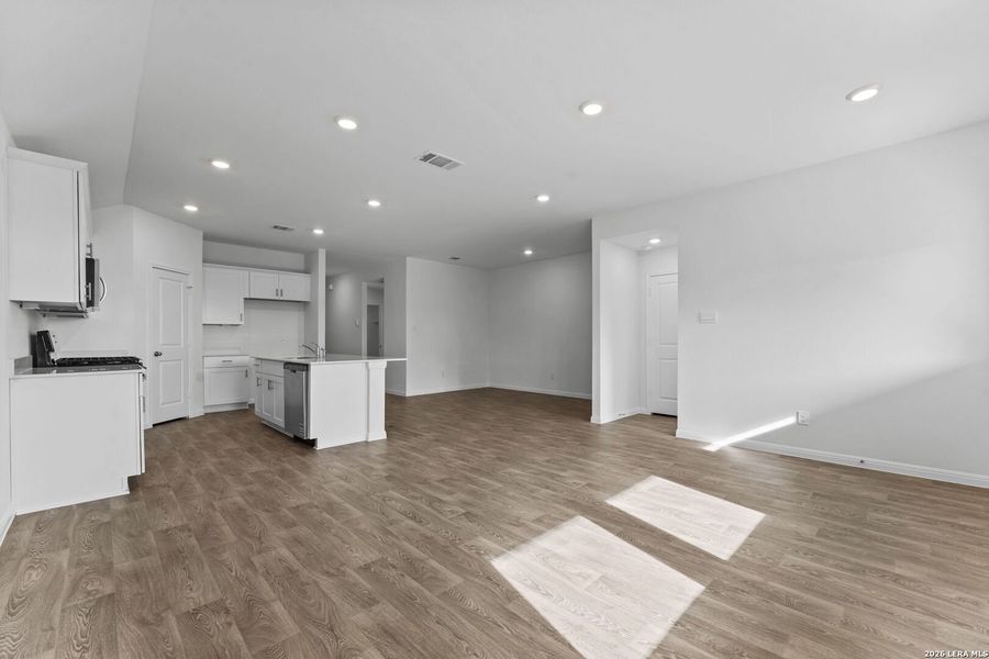 Spacious, unfurnished interior of a new home in Paramount, Kyle (Image 11).