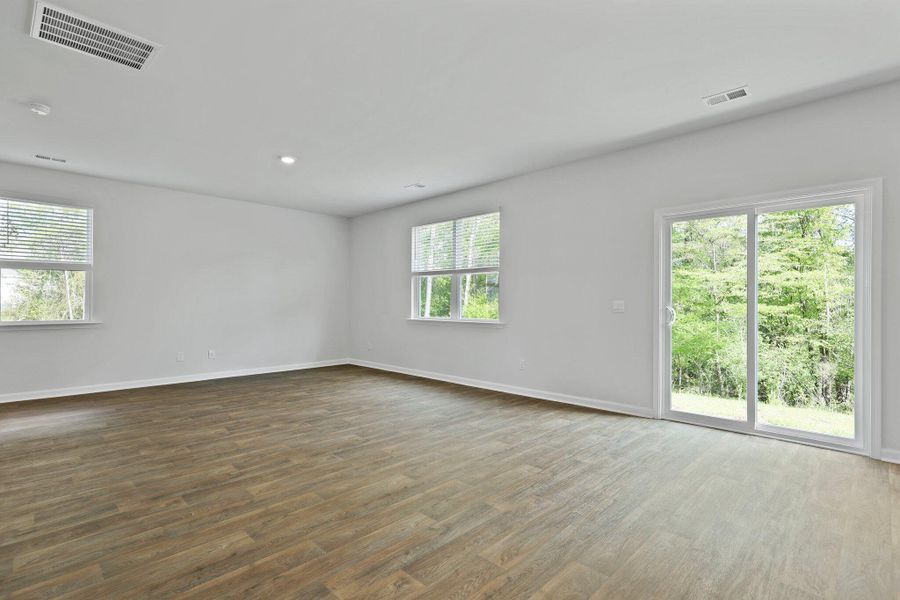 Spacious, unfurnished interior of a new home in Lakeview at Kitfield, Moncks Corner (Image 14).
