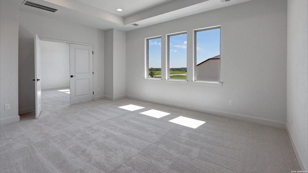 Spacious, unfurnished interior of a new home in Haby Hill, San Antonio (Image 26).