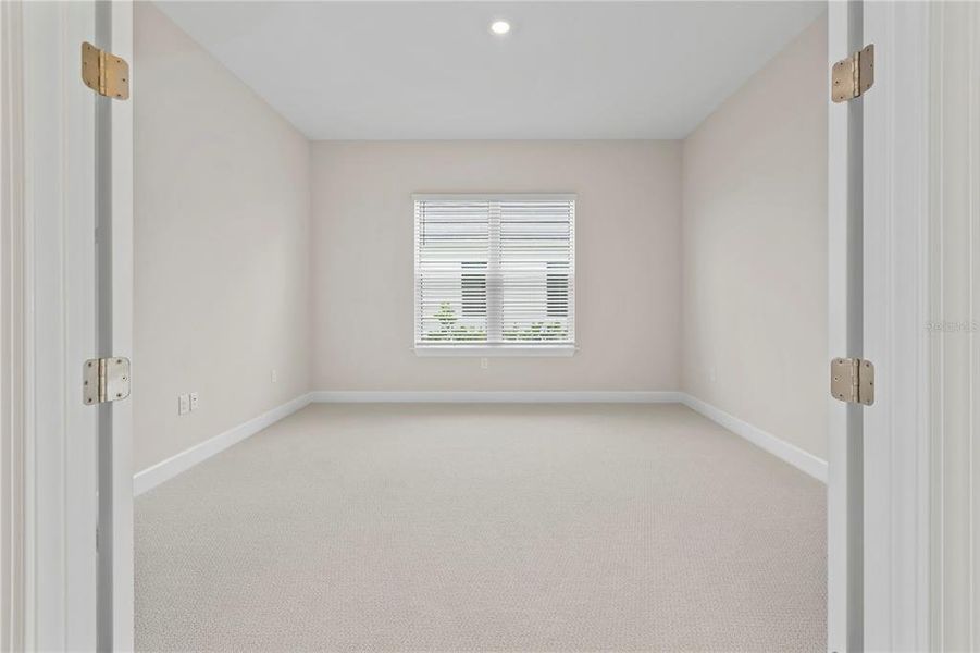 Spacious, unfurnished interior of a new home in , Sarasota (Image 21).