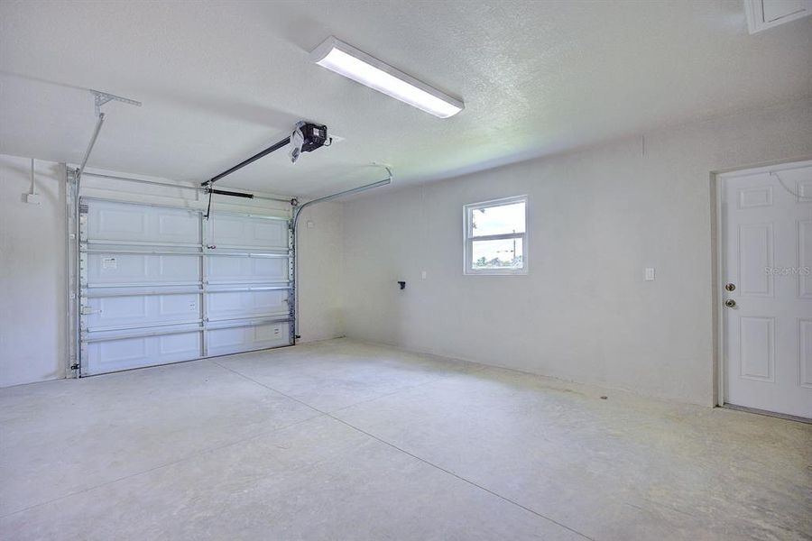 Spacious, unfurnished interior of a new home in , Avon Park (Image 20).