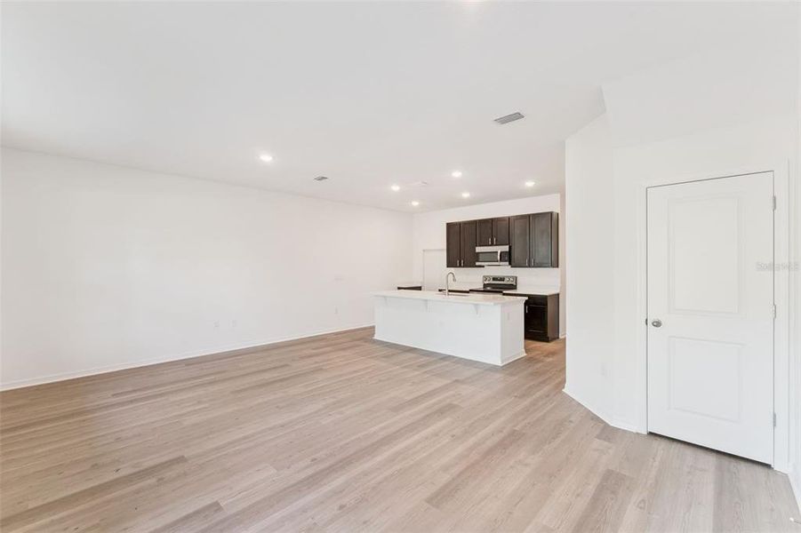 Spacious, unfurnished interior of a new home in Connors Cove, Eustis (Image 9).