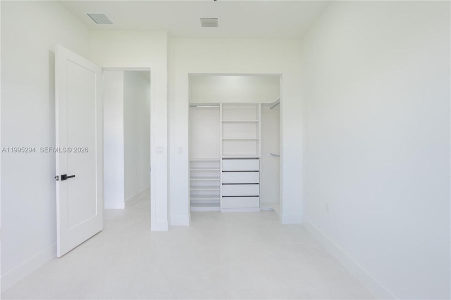 Spacious, unfurnished interior of a new home in , Cape Coral (Image 20).
